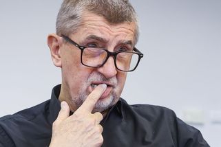 Útok na Babiše v přímém přenosu: Fotbalový fanoušek narušil přenos utkání Česko–Gruzie, Ujfaluši zachránil situaci - Super.cz